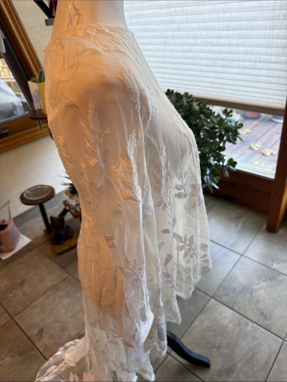 white Lace High-Low Top - Picture 6 of 7